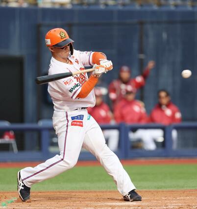 9回1死、オイシックスの大川陽大が二塁打を放つ=エコスタ(写真映像部・菊池雪那)