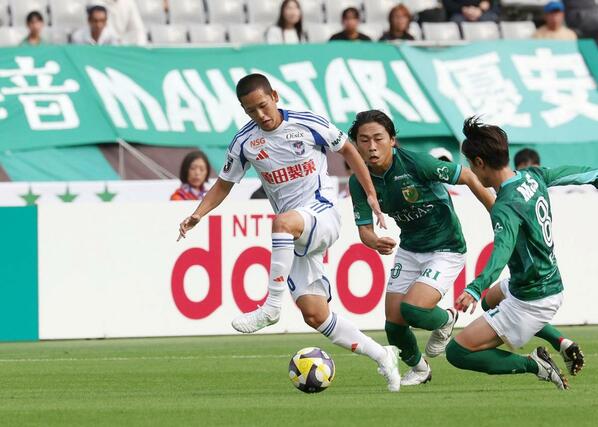 前半、右サイドでボールを保持する新潟の島村拓弥=18日、味の素スタジアム