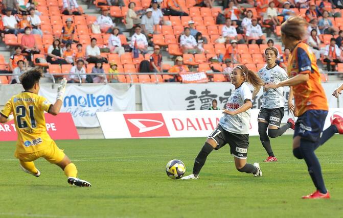 長野ー新潟Ｌ　前半１２分、ＭＦ滝川結女がゴールを狙う＝長野市