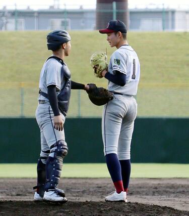 日本航空石川－関根学園　４回、逆転を許した関根学園の主戦佐伯大和（右）。捕手の西戸航希がマウンドに駆け寄る＝福井県営球場