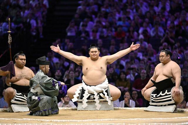 大相撲パリ公演で、土俵入りする横綱大の里（中央）＝パリ（共同）