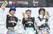女子ハーフパイプで優勝し、表彰式で笑顔の小野光希（中央）、２位の冨田せな（左）、３位の清水さら＝札幌市ばんけい
