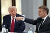 G7サミットの最終日の討議に臨むトランプ米大統領(左)とフランスのマクロン大統領=17日、フランス東部エビアン(AP=共同)