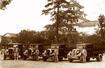 　運送業を始めた田口利八（左から２人目）が１９３３年に岐阜県大垣市に進出した当時の記念写真。後ろは大垣城