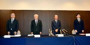 元経理職員による着服について記者会見で謝罪する開新学園の甲斐達也理事長(右から2人目)ら=18日午後、熊本市