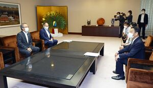 佐渡金山の推薦書再提出について花角英世知事に経緯を説明する末松信介文科相(右手前)=1日、県庁