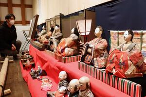 旧齋藤家別邸で展示中のひな人形。昭和初期までに作られた物が目立つ=新潟市中央区西大畑町
