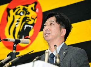 オーナー報告後に記者会見する阪神・藤川監督=31日、大阪市福島区の阪神電鉄本社