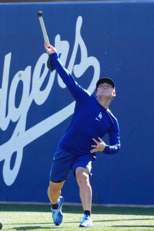 やり投げで調整するドジャース・山本=グレンデール(共同)