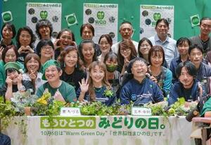 　「世界脳性まひの日」に合わせた「Ｇｅｔ　ｉｎ　ｔｏｕｃｈ」のイベントに出演した東ちづるさん（前列中央）＝２０２５年１０月、東京都港区