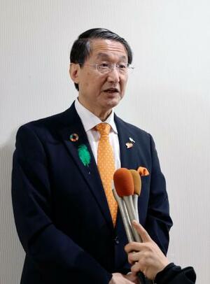 　鳥取県議会閉会後、取材に応じる平井伸治知事＝２５日午後