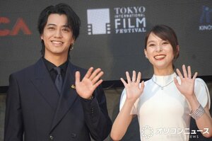 『第38回東京国際映画祭(TIFF)』のレッドカーペットに登場した(左から)高橋海人、芳根京子 (C)ORICON NewS inc.