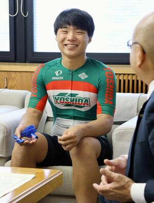 インターハイ3位の結果を弥彦村の本間芳之村長に報告する水谷悠平さん=弥彦村矢作