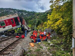 スロバキア東部で発生した列車事故の現場付近で活動する救助隊員ら=13日(AP=共同)