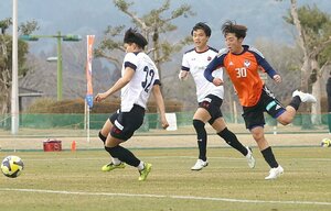 新潟-いわき 2本目の22分、ゴールを決めるMF奥村仁(右)=宮崎県都城市(写真映像部・永井隆司)