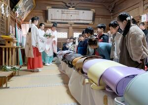 新入学児童の交通安全を祈った「ランドセル祈願祭」=村上市三之町