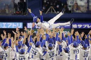プロ野球日本シリーズで、26年ぶりの日本一に輝き、胴上げされるDeNA・三浦監督=横浜