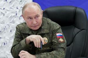 20日、ロシア国防省幹部から戦況の報告を受けるプーチン大統領(大統領府提供・タス=共同)