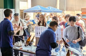 来場者が三つの酒蔵の日本酒の飲み比べなどを楽しんだ「蔵開き」＝２６日、新潟市西区