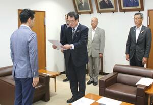 要請書を提出する小千谷総合病院の柳雅彦病院長(左から2人目)=9月12日、小千谷市役所