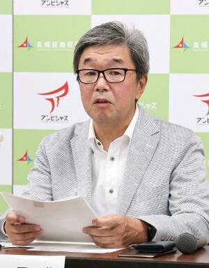 記者会見する札幌証券取引所の長野実理事長=20日午後、札幌市