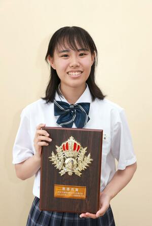 最優秀賞に選ばれた村上第一中の富樫歌さん