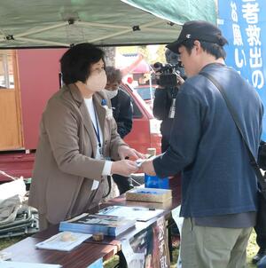 署名への協力を求める曽我ひとみさん=4月20日、佐渡市