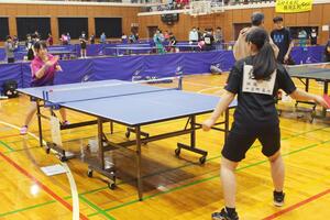 白熱したラリーが展開された新潟日報杯争奪魚沼4市2郡卓球選手権大会=十日町市西本町1