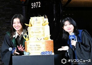 特大ケーキに大興奮していた（左から）吉川愛、桜田ひより （C）ORICON NewS inc.