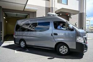 　送検のため福島県警郡山署を出る若山哲夫容疑者を乗せた車＝９日午前
