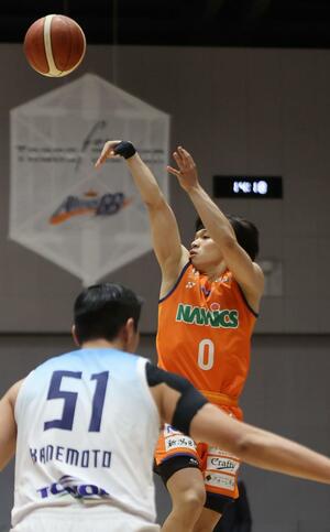 新潟－東京Ｚ　第１クオーター、樋口蒼生が３点シュートを決め２８－１８＝１０日、アオーレ長岡