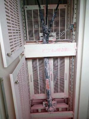 　火災で燃えた高圧配電盤内のケーブル＝７日午前、茨城県東海村の加速器施設「Ｊ―ＰＡＲＣ」（高エネルギー加速器研究機構提供）