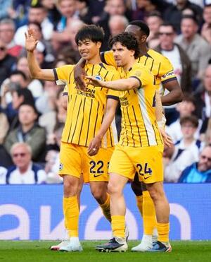 　今季３点目を挙げたブライトンの三笘薫（左）＝１８日、ロンドン（ＡＰ＝共同）