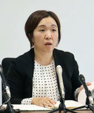 和解成立後、記者会見する原告側の寺西環江弁護士=7日午前、広島市