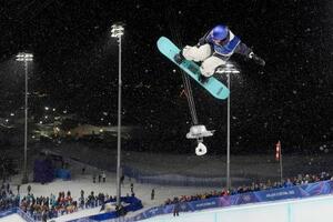 　女子ハーフパイプ決勝　技を決める小野光希＝リビーニョ（共同）