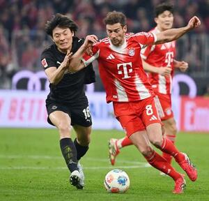 　バイエルン・ミュンヘン戦で競り合うボルシアＭＧの町野（左）＝ミュンヘン（共同）