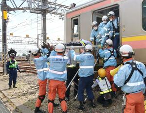 長岡消防署などが実施した列車事故訓練=長岡市沢田3