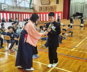 チューリップを受け取る米子小の卒業生=新発田市真野原外