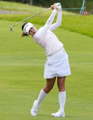 最終日、9番でショットを放つ高野愛姫。通算15アンダーで初優勝=ヨネックスCC