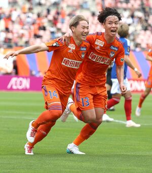 アルビレックス新潟時代の三戸舜介(左)=2023年5月