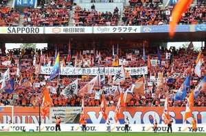 今季ホーム最終戦のスタンド。新潟サポーターは浦和戦でも「ホームのような雰囲気を作りたい」と熱を込める=11月30日、新潟市中央区のデンカビッグスワン