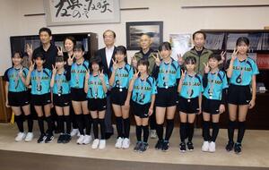 全国大会出場の報告に訪れた笹神バレーボールスポーツ少年団のメンバーら=阿賀野市役所