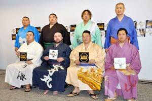 　「ヤメ力士超相撲」に参加する（前列右から）元小結松鳳山、元関脇豊ノ島ら元幕内力士たち＝３０日、東京都内