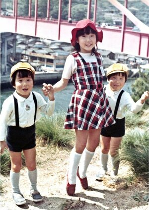 牛田新町小4年生の時の横田めぐみさんと双子の弟たち=1974年、広島県呉市
