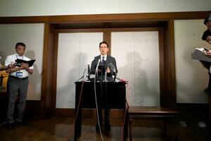 アステラス製薬の日本人男性社員に実刑判決が下されたことを受け、取材対応する金杉憲治駐中国大使=16日、北京(共同)