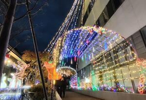 色彩豊かに輝く県央研究所のイルミネーション=燕市小高