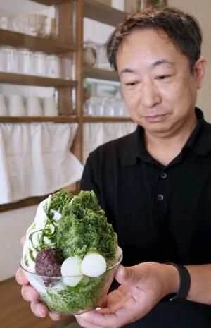 「雪室抹茶」のかき氷に白玉と粒あん、ソフトクリームをトッピングした「抹茶白玉金時ソフト」=上越市大和