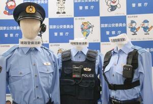 13都道府県警で試験運用が始まる「ウエアラブルカメラ」。警備、地域、交通の各部門に配備される=18日、警察庁