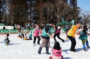 FC越後妻有の選手らと雪上サッカーを楽しむ参加者ら=2月15日、十日町市