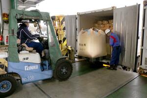 新潟東港からハワイに向けて輸出する県産米の積み込み作業=12月4日、聖籠町